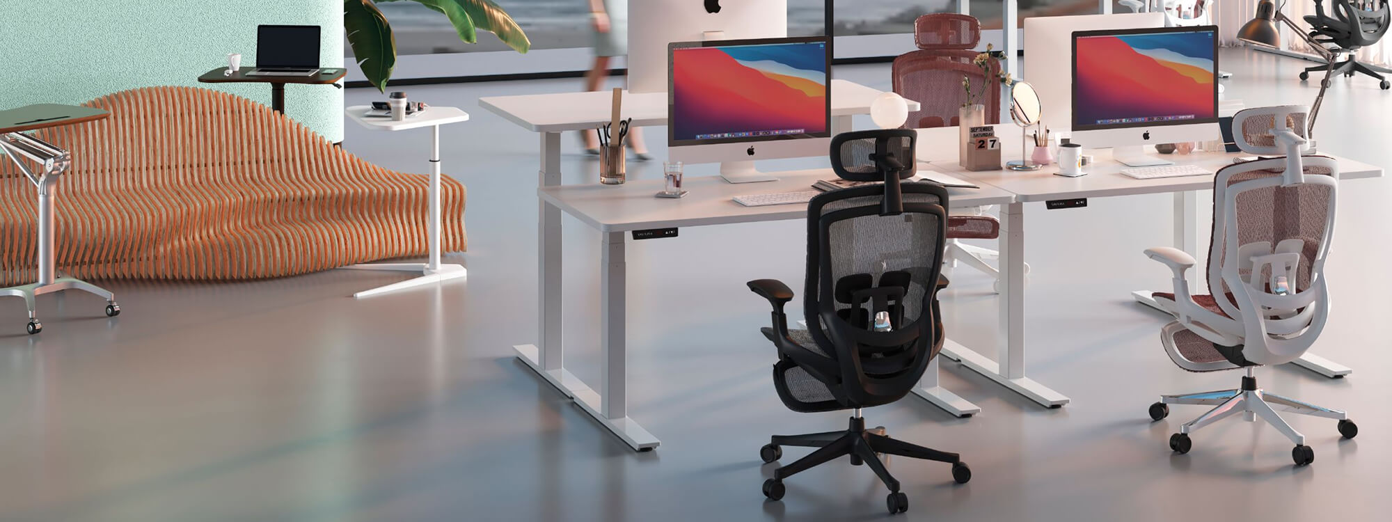 На трех- и двухместных рабочих местах в офисе установлено пять черных офисных стульев.