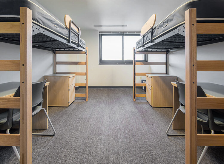 Комфортабельная комната в общежитии дает студентам хорошее место для отдыха.