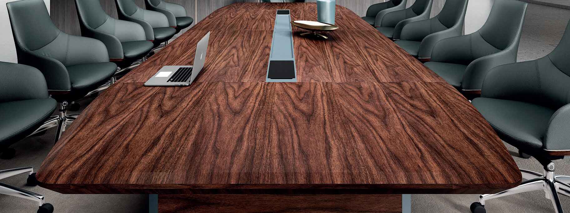Деревянный стол для переговоров и 10 черных кресел для руководителей
